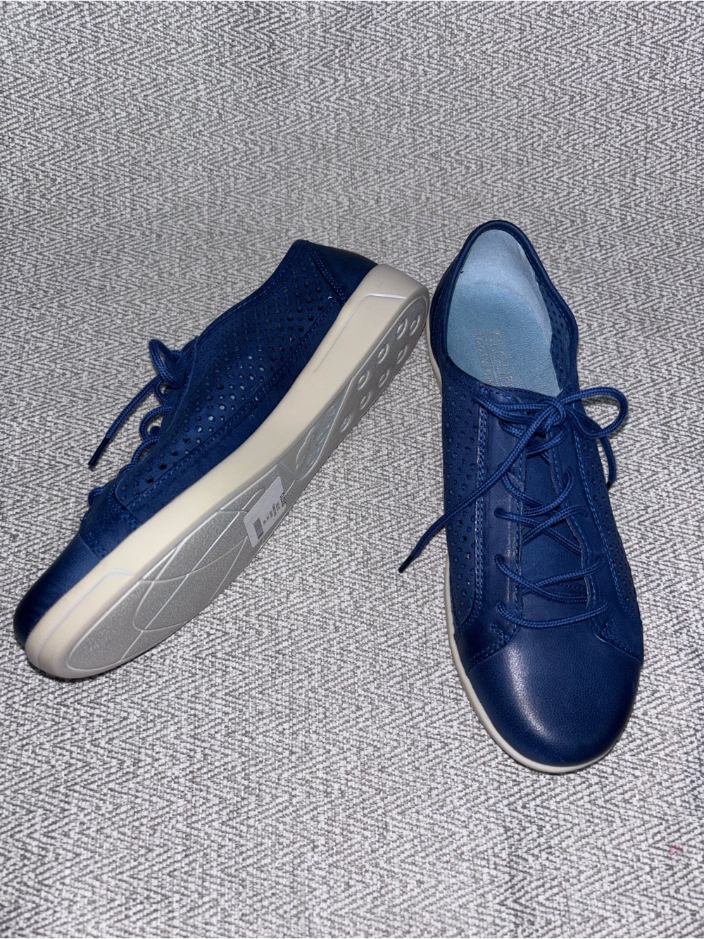 Cloud Footwear Asher navy blue leather perforated sneakers LIKE NEW size 37 6.5
